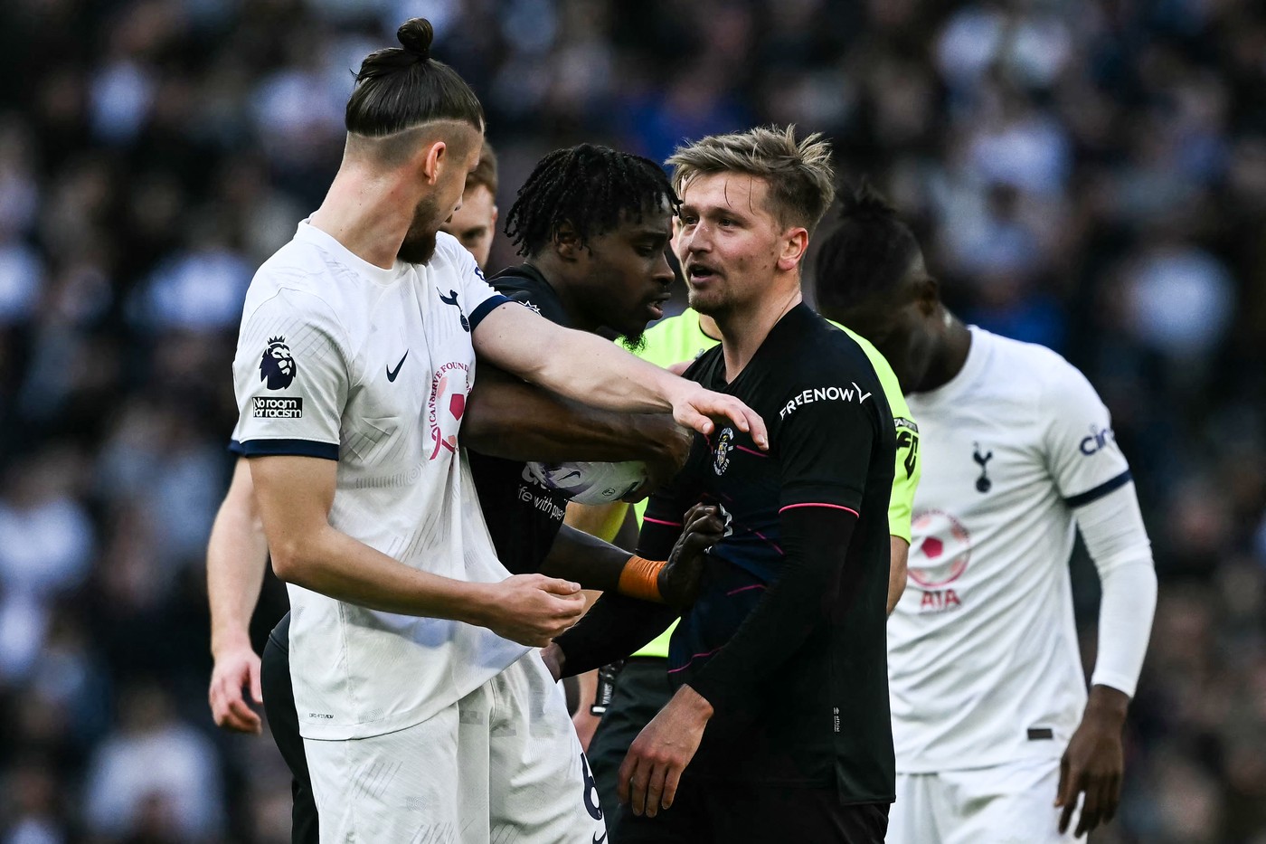 VIDEO. Radu Drăgușin a ieșit în evidență printr-un moment tensionat în Tottenham - Luton Town 2-1! Românul a fost aproape de o încăierare cu adversarii