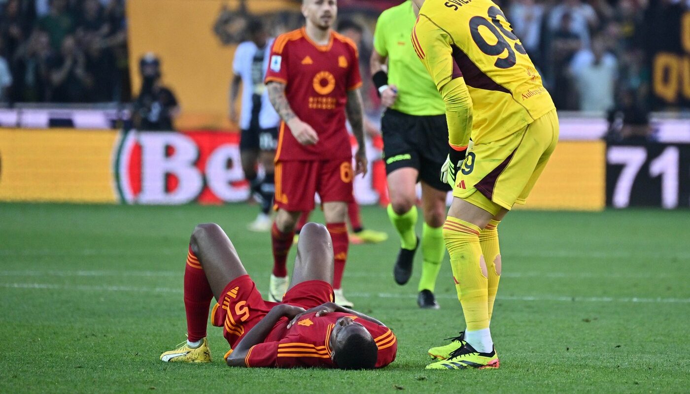 Alarmă falsă în cazul lui Evan Ndicka, fotbalistul prăbușit pe teren în timpul meciului Udinese - AS Roma. Ce s-a întâmplat de fapt cu fundașul central
