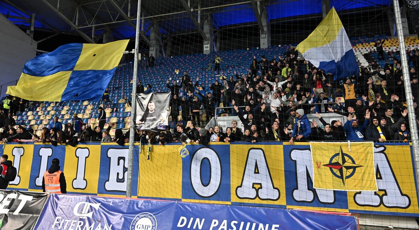 FOTO. Mesaj-manifest al ultrașilor ploieșteni înainte de Dinamo - Petrolul, disputat doar cu copii în tribune!