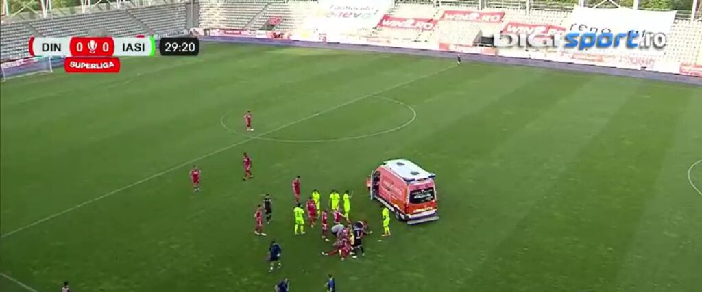 Panică generală pe „Arcul de Triumf” la meciul Dinamo - Poli Iași! A fost nevoie ca ambulanța să intre de urgență pe gazon!