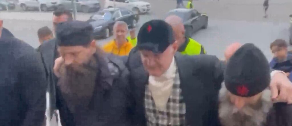 Surpriză uluitoare pe Arena Națională! Gigi Becali a ajuns la stadion, ținându-se de gât cu doi călugări