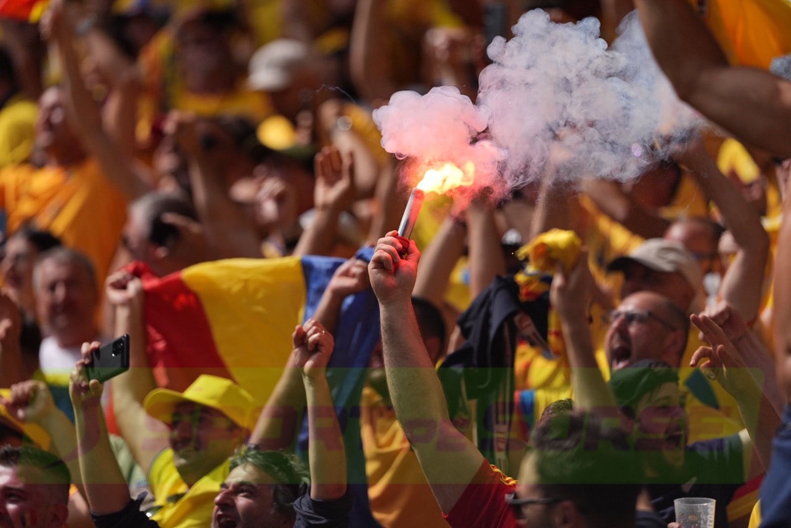 No pyro no party! Huliți în țară, ultrașii români au fost în formă maximă la meciul cu Ucraina de la EURO 2024!