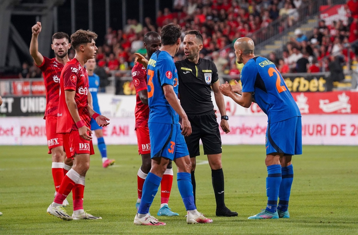 Meciul-FCSB-UTA-arbitrat-de-omul-pe-care-Mihai-Stoica-l-a-facut-praf-dupa-un-alt-joc-dintre-cele-doua-echipe