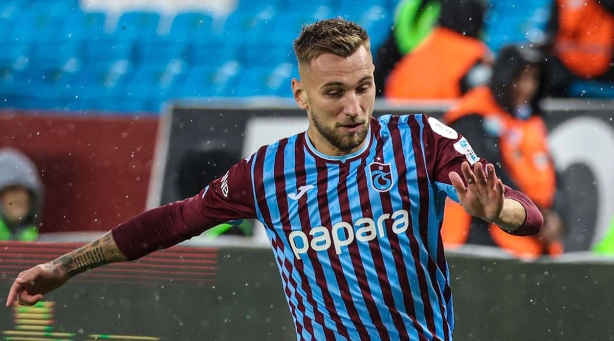 Ce-s-ar-putea-intampla-cu-Aaron-Boupendza-daca-Denis-Dragus-ajunge-la-Rapid