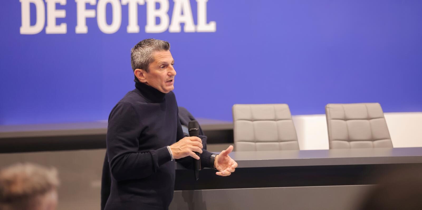 Cine-este-antrenorul-care-a-fost-surprins-in-timp-ce-dormea-la-prelegerea-tinuta-de-Razvan-Lucescu-la-FRF