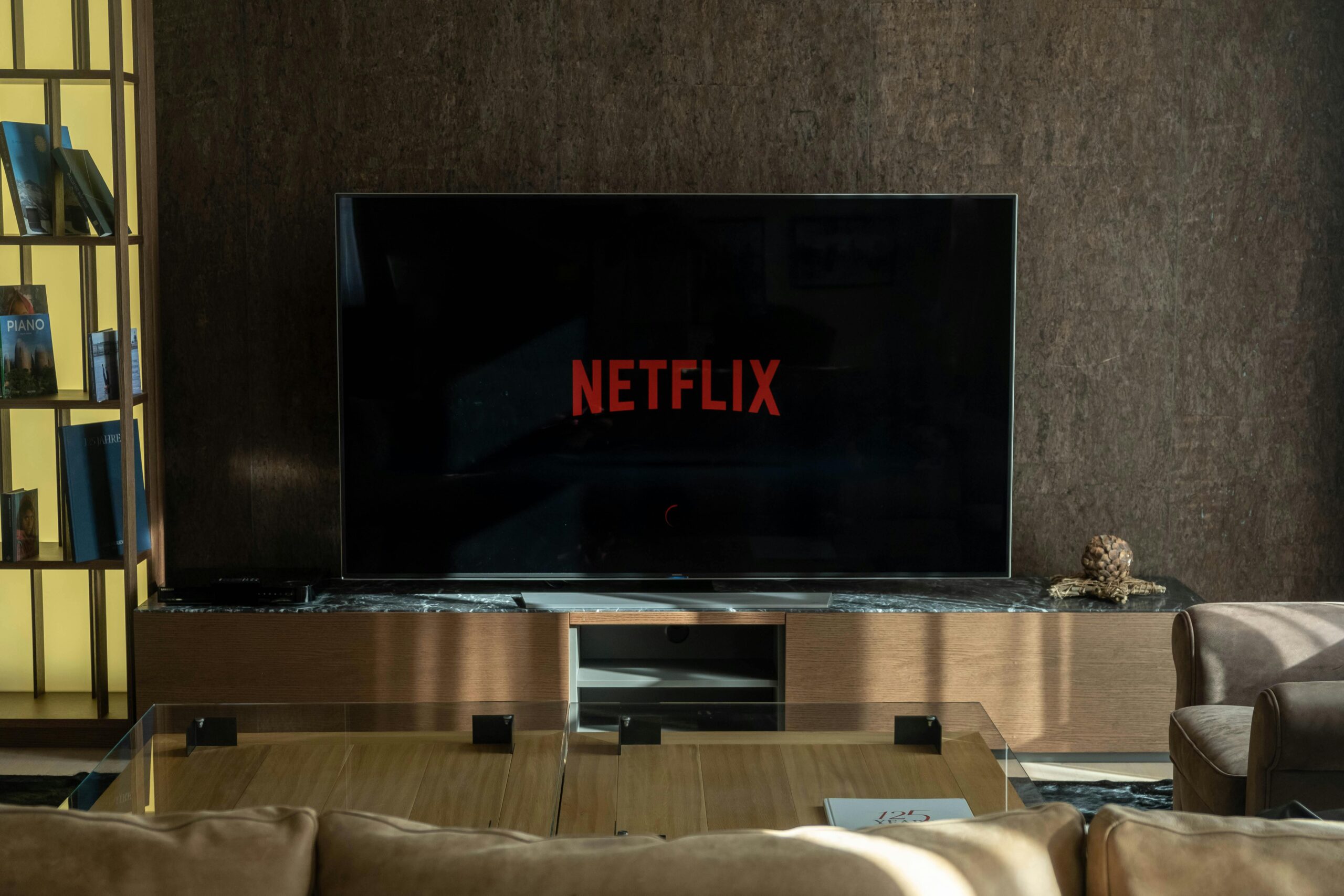 Serialul Netflix care va înnebuni planeta vine în România. Fanii ...