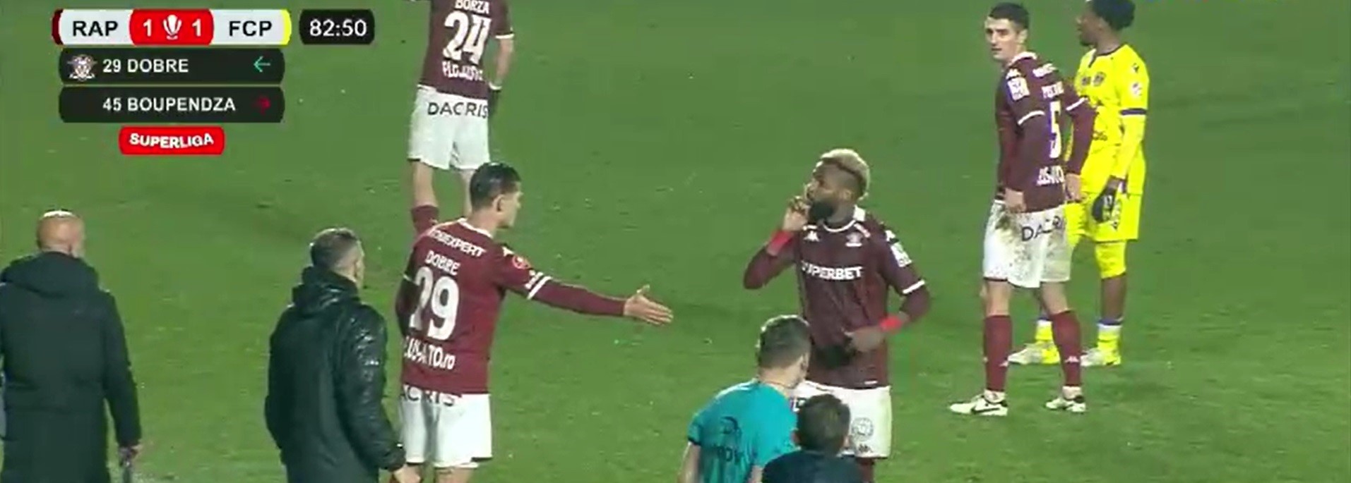 Ce-traieste-Aaron-Boupendza-la-Rapid-dupa-cearta-cu-suporterii