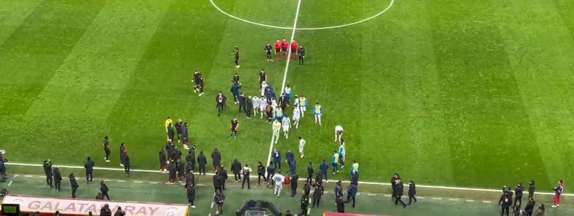 Scene-ireale-in-Turcia.-Adversara-lui-Galatasaray-a-iesit-de-pe-teren-in-minutul-34