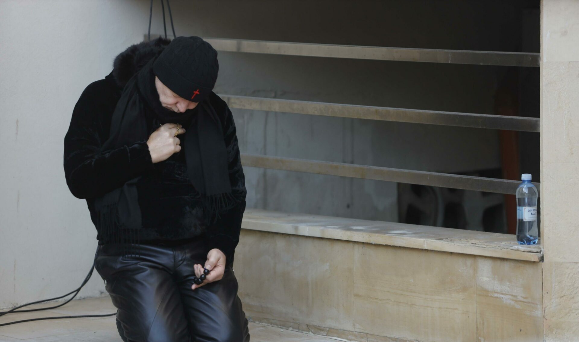 Gigi Becali in genunchi