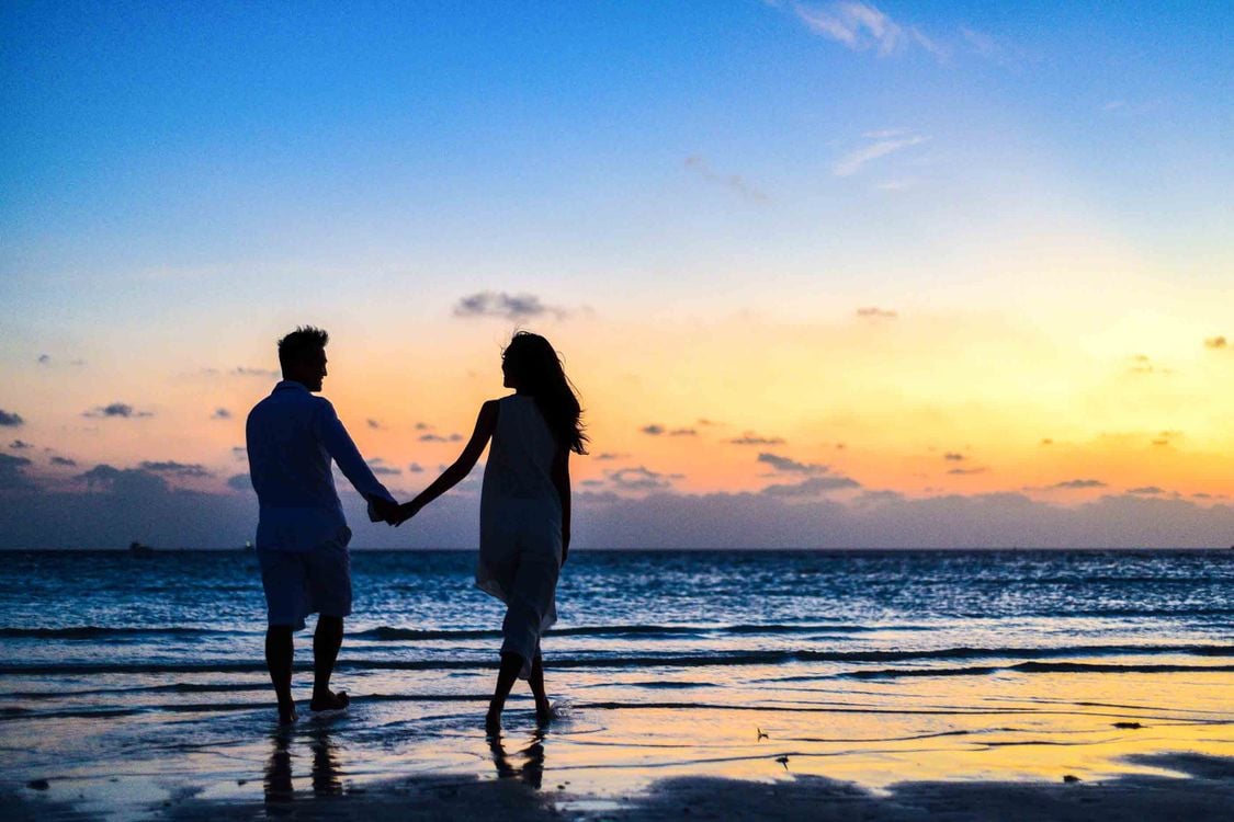 Cerere în căsătorie romantică pe plajă la apus