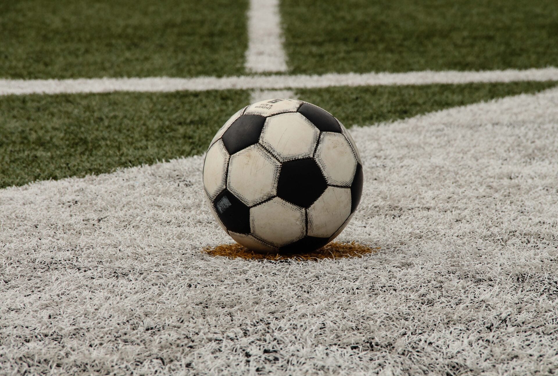 Minge de fotbal pe teren