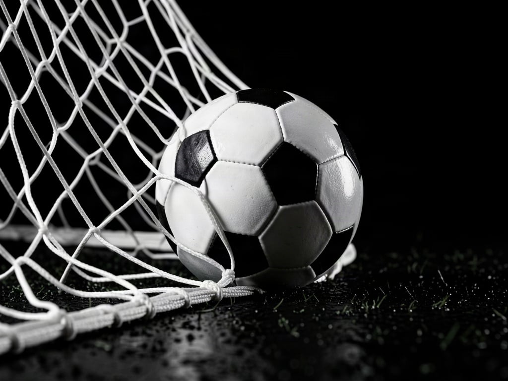 Minge de fotbal prinsă în plasa porții, imagine editorială pentru Petrolul – CFR Cluj